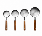 סט כוסות וכפות מדידה בעיצוב עץ – דיוק מושלם למטבח מעוצב